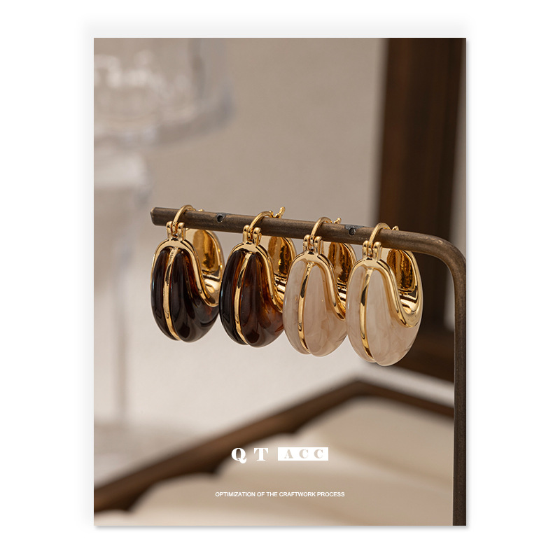 Europa y América de moda retro exquisita alta sensación de resina pernos de orejas de aire simple universal viaje otoño invierno nuevos auriculares