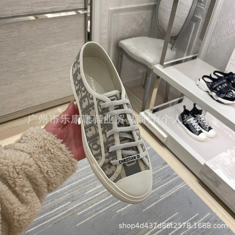 D casa zapatillas de deporte blanco grisáceo mujer 2025 nuevas letras presbiterias bordadas zapatos blancos transpirables de suela suave zapatos de lona casuales