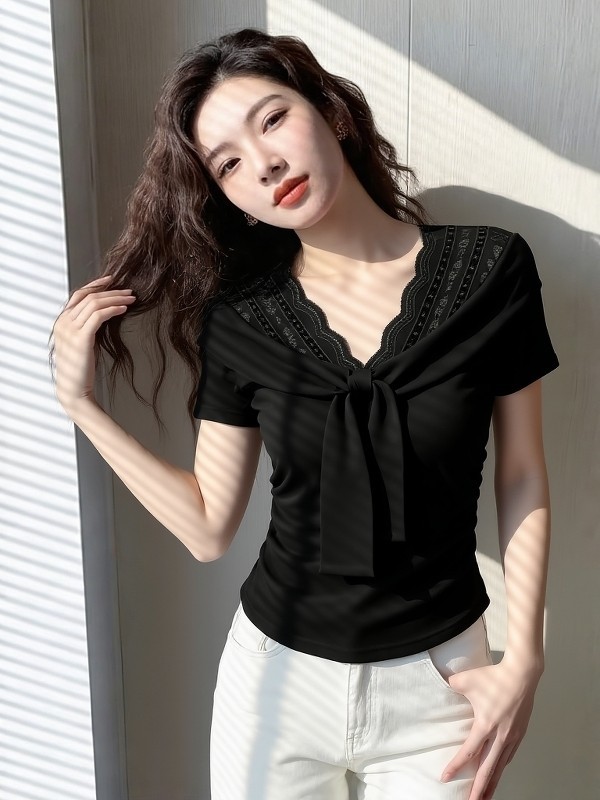 Áo thun nữ cổ V tay ngắn ren phối viền, dáng ôm sát, phối hợp đa năng — màu đen