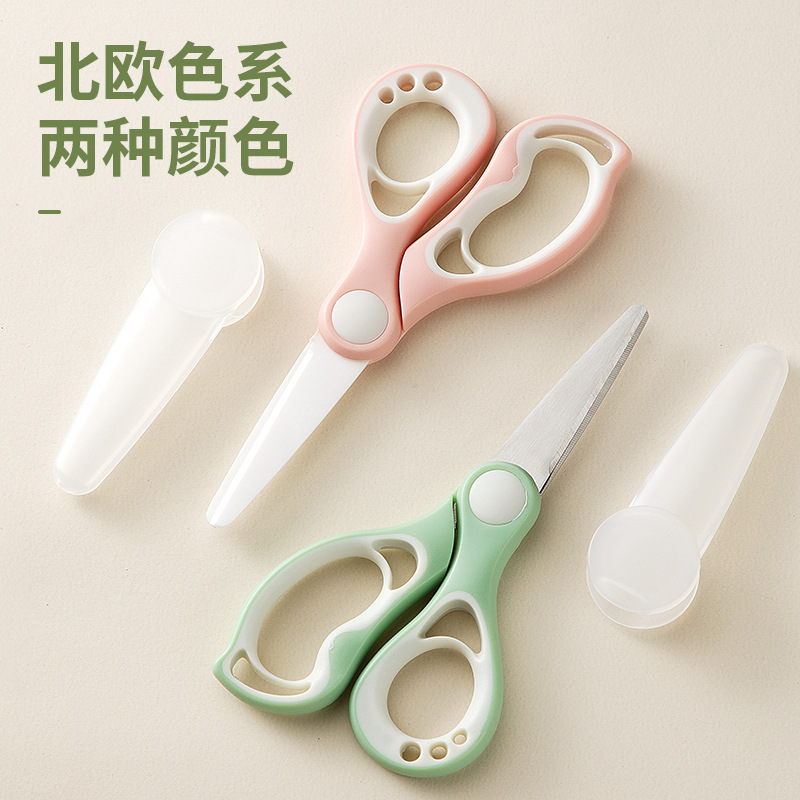 陶磁器のはさみの赤ちゃんは食べ物を切ります。子供は肉を切ります。|undefined