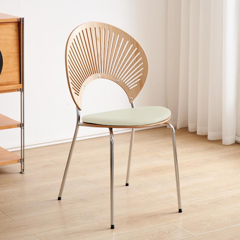 Silla Shell Pierna de madera plateada + cojín beige mate