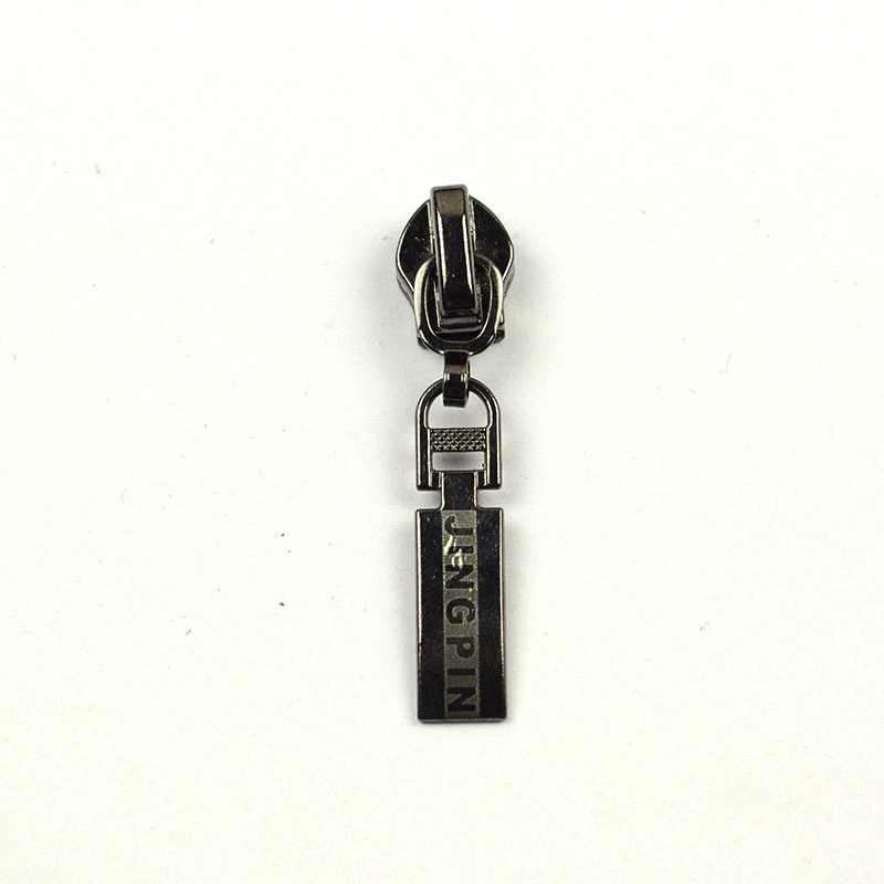 Universal metal polishing cloth with zipper