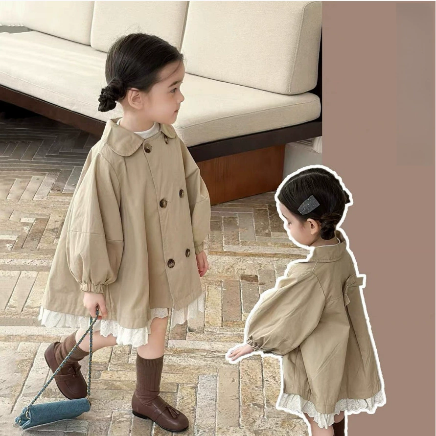 Детское двубортное пальто-тренч средней длины для девочек, новая модель 2026 года, весенне-осенний стиль, британский стиль с кружевной отделкой.