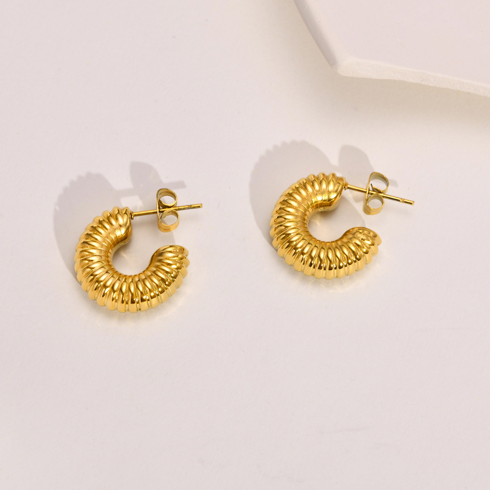 1 Pair Retro C Shape Plating Titanium Steel 18k Gold Plated Earrings display picture 4