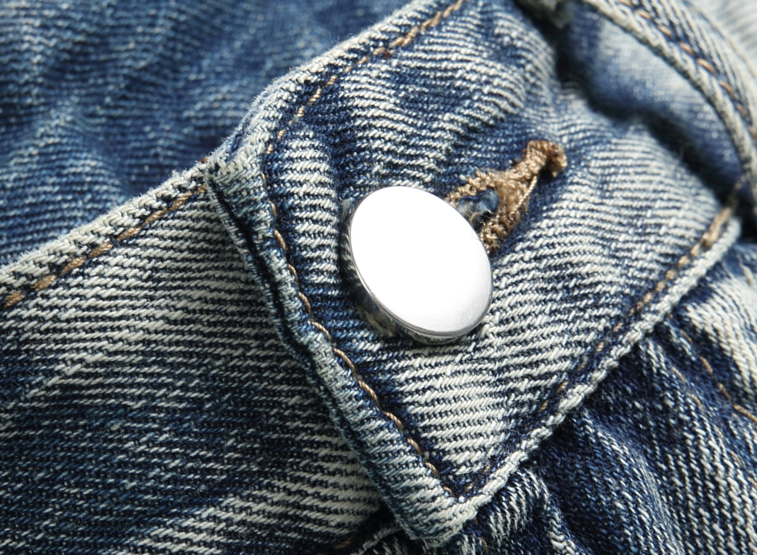 Jeans uomo moto con ginocchia strappate e ricami in denim_voghion.com