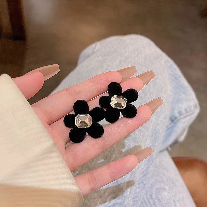 925银针韩国时尚复古黑色花朵镶锆耳钉秋冬新款小众轻奢植绒耳钉