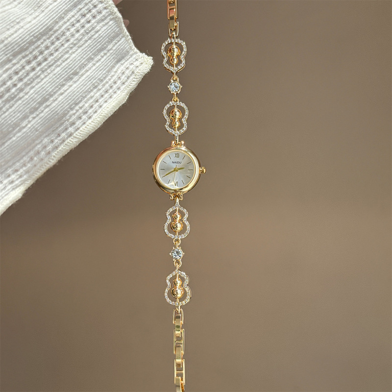 NAIDU vintage palace-style gold three-dimensional relief bracelet watch, a delicate and luxurious quartz wristwatch for women NAIDU vintage palace-style gold three-dimensional relief bracelet watch, a delicate and luxurious quartz wristwatch for women
