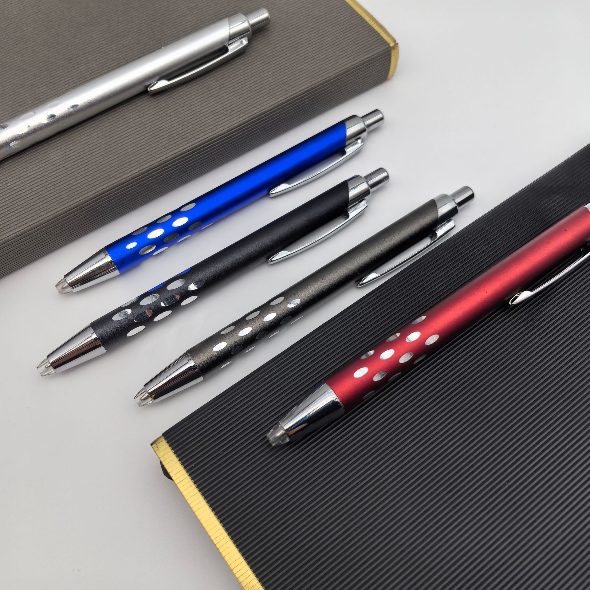 Creativo pulsar metal pinza de lámpara 24 orificios anillo esmerilado metal lápiz de bola logotipo láser punta de lápiz brillante