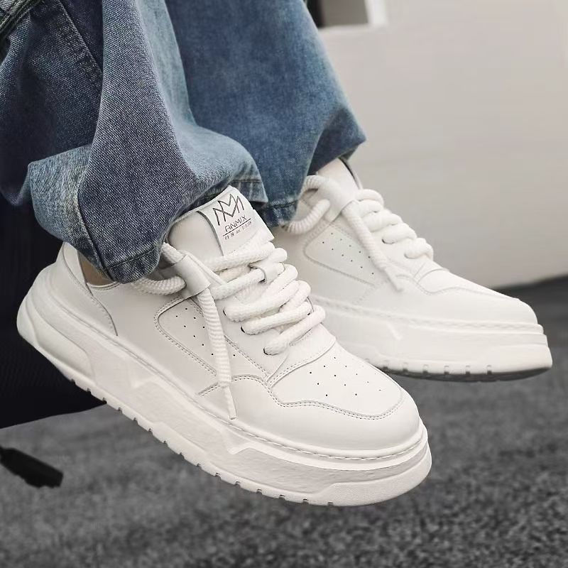 2026 primavera nuevos zapatos casuales transpirables para hombres aumentan suela gruesa de moda deportivo versátil zapatos blancos zapatos de skate blanco para hombres