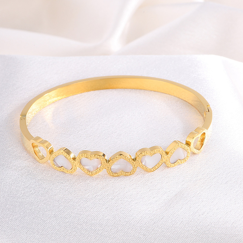 Nuevo acero inoxidable hueco amor pulsera conchas mujeres Europa y América moda temperamento versátil corazón impresión pulsera de acero titanio image 3