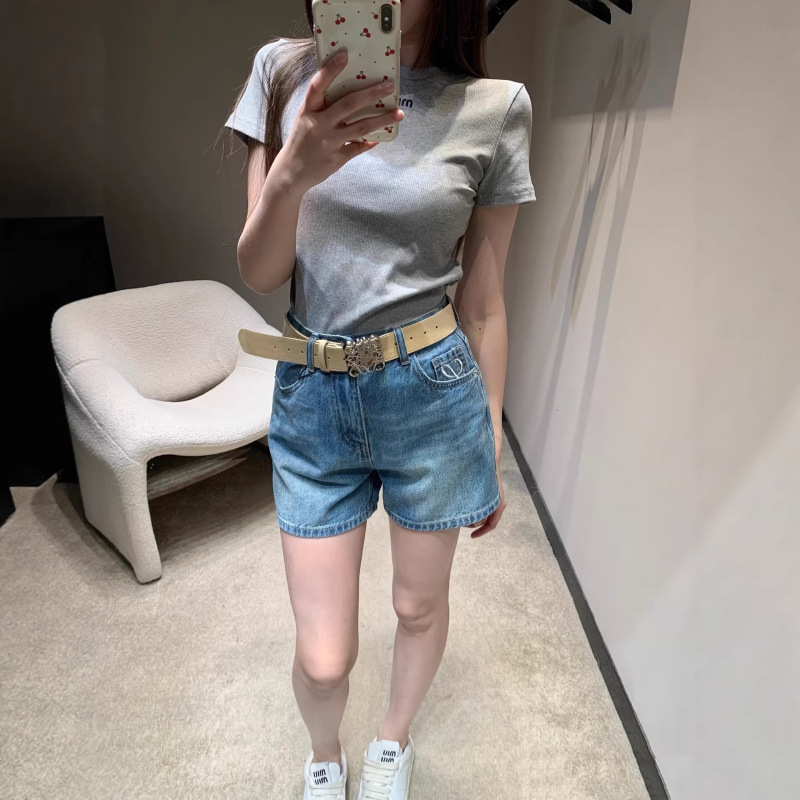 Shenzhen Nanyou High-End Women's Retro High-Waisted Slimming Denim Shorts with Back Pocket Logo Embroidery and Rhinestones for Spring and Summer