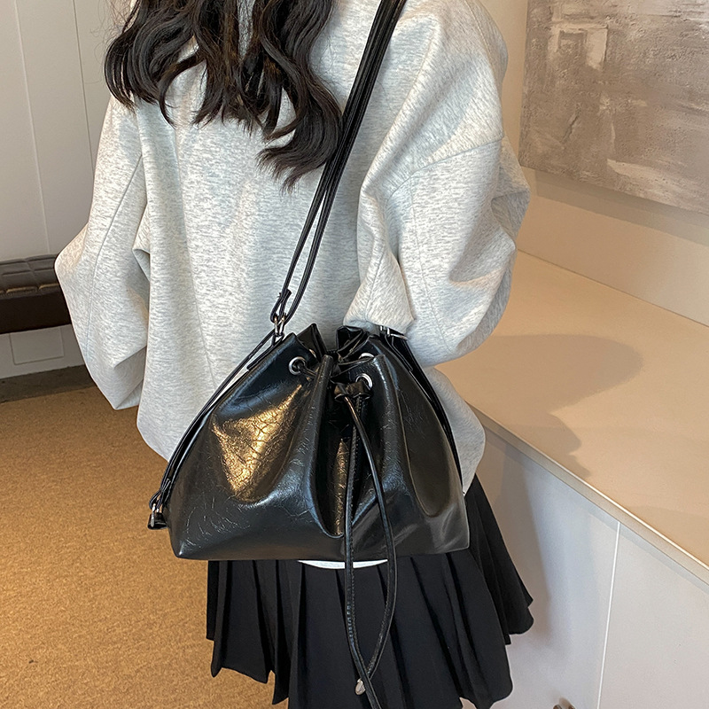 Alta sensación de moda explosiva bolsas plegadas de verano 2024 nuevo paquete de cubo de hombro mochila popular mochila pequeña