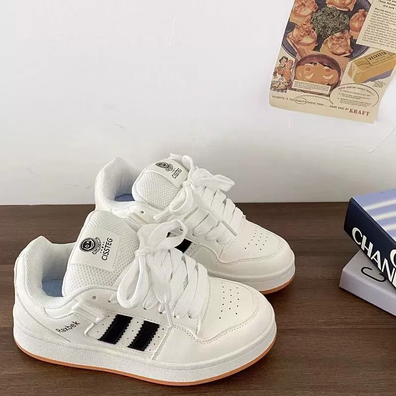 Гонконгский ветер ниша дизайн толстые подошвы маленькие белые туфли для женщин Ride 2024 новые пары дикие повседневные хлебные туфли для женщин