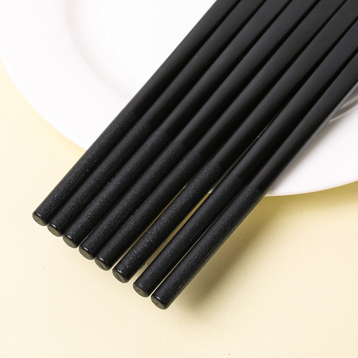 Palillos de aleación al por mayor, negros y rojos, festivos, de plástico PET, de doble cara, antideslizantes, en stock.