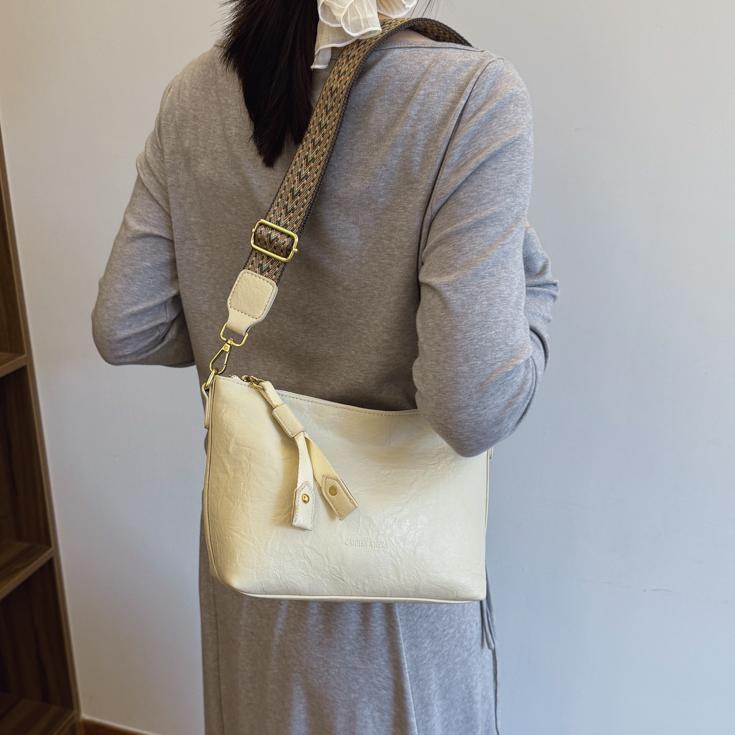 Bolsa de alta sensación de comercio exterior para mujeres 2025 nueva moda simple bolso de hombro de viaje casual bolso de cubo de agua