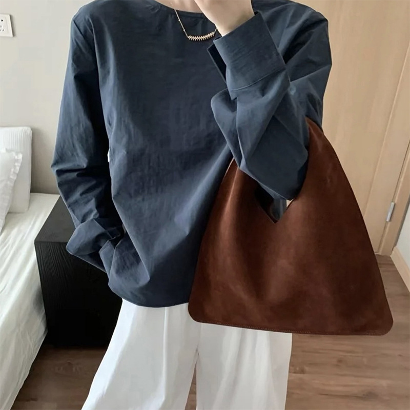 2024 autunno e inverno nuova borsa a mano piccola in pelle scamosciata alla moda borsa a triangolo hobo_voghion.com
