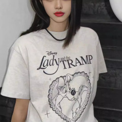 現物のペ・ヨンジュンと同じタイプの韓国の人気ブランドの連名の犬の漫画のプリントの女性の愛のアルファベットのtシャツの幅