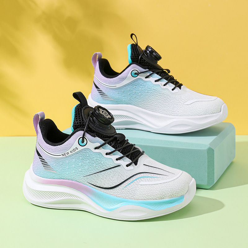 Zapatos para correr de carreras de tablero de carbono para niños 2025 nuevos zapatos para niños transpirables de una sola red de verano zapatos deportivos antideslizantes de suela blanda