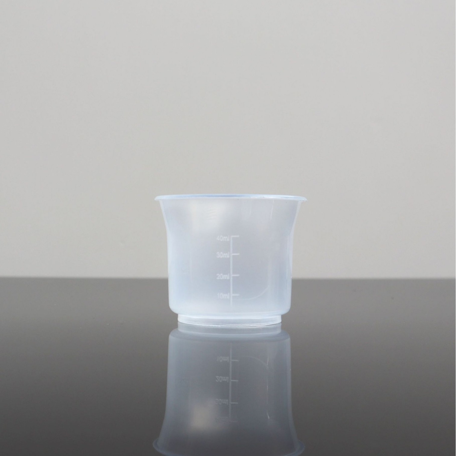 厂家直销掌柜推荐PP塑料带嘴量杯 刻度40ml液体 多规格实验室器材