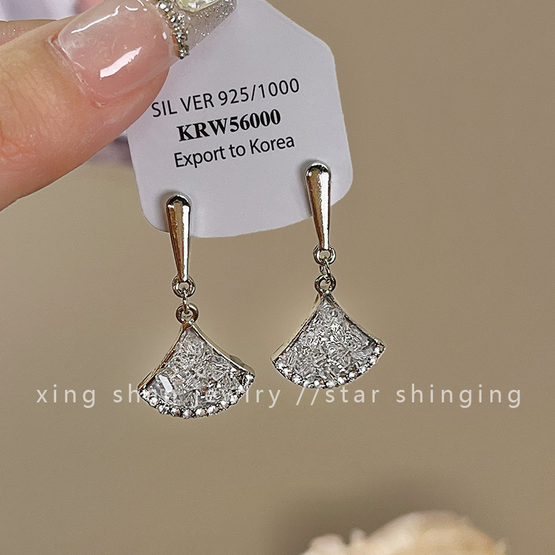 ニッチなデザインの高級ブルーバタフライパールイヤリング、女性用、2025年夏の新作人気ファッションイヤリング