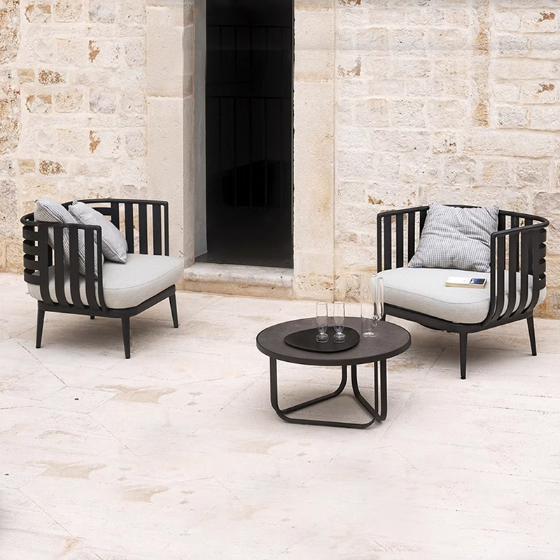 Sofá nórdico de hierro forjado al aire libre balcón patio silla de caña combinación de tres piezas moderno ocio terraza al aire libre mesa de té