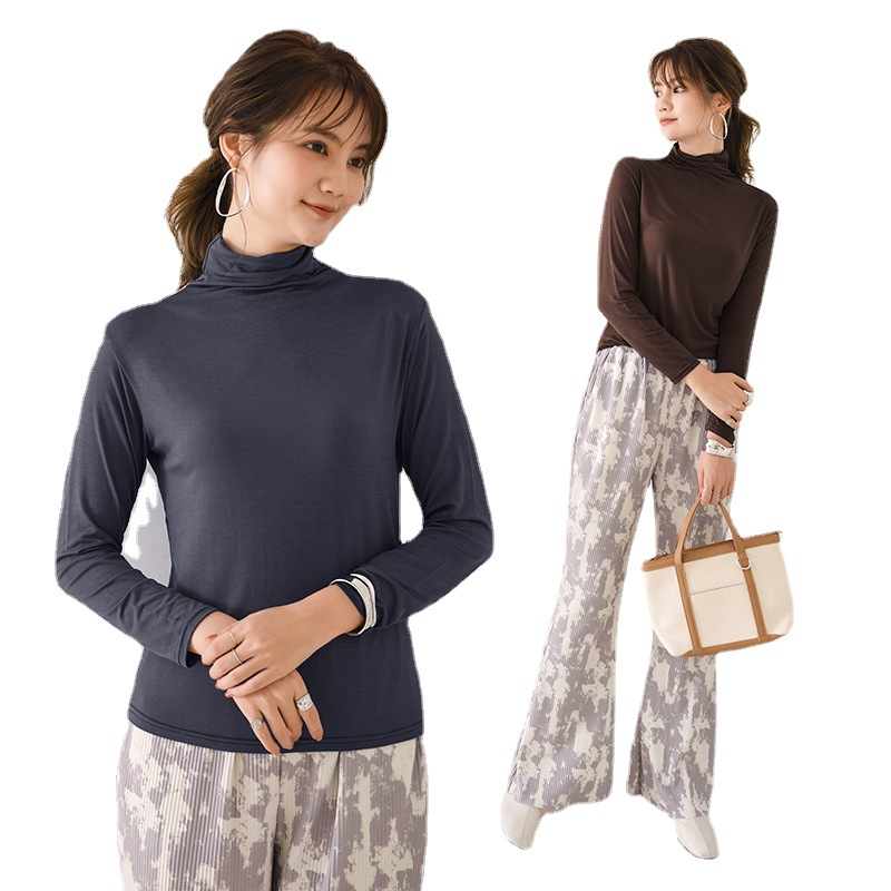 日系家庭内にシャツを着て40織のモーダルスーツの高襟のコウモリの袖の修身上着のtシャツのキャンディー色