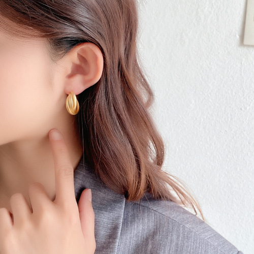 (Hong Kong style girl) Hong Kong style circle fashionable French cross earrings retro matte gold simple earrings