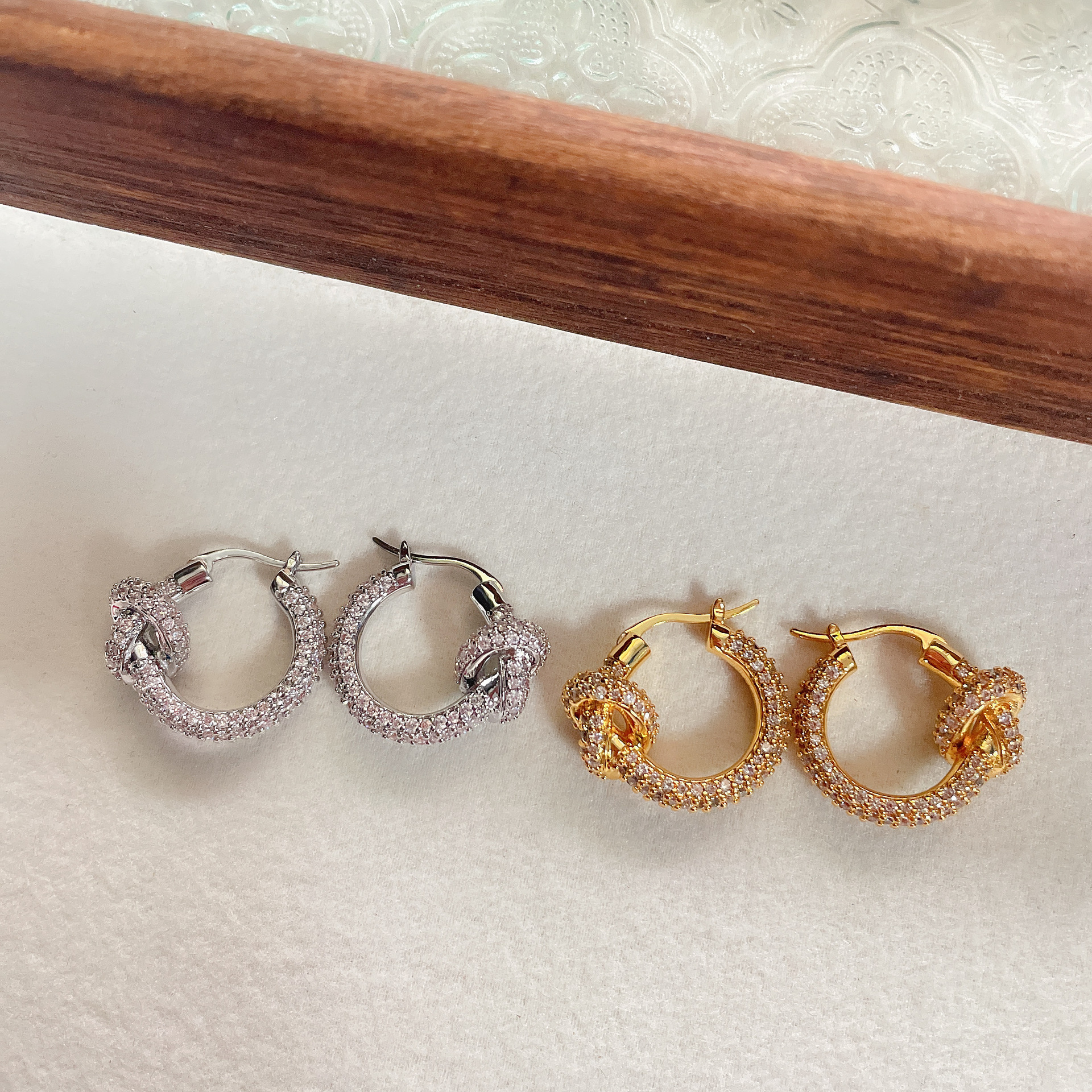 2026 New Style Knotted Diamond-Encrusted Earrings, Round Zircon Ear Clips, Exquisite Light Luxury High-End Niche Earrings Wholesale