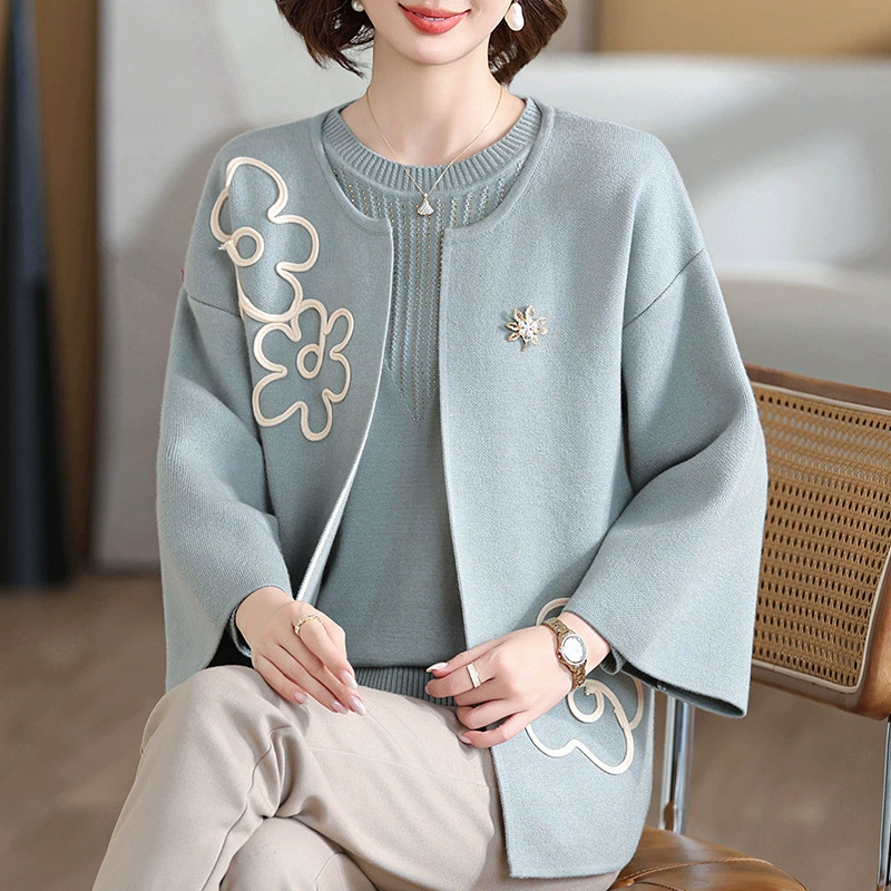 Новая осенняя одежда 2025 года для мам, новый вязаный комплект из двух предметов в китайском стиле для женщин среднего и старшего возраста, стильный осенне-зимний кардиган в национальном стиле.