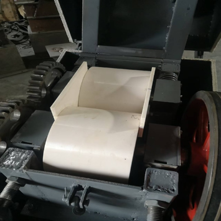 Zirconia double roller crusher crushes lithium battery materials