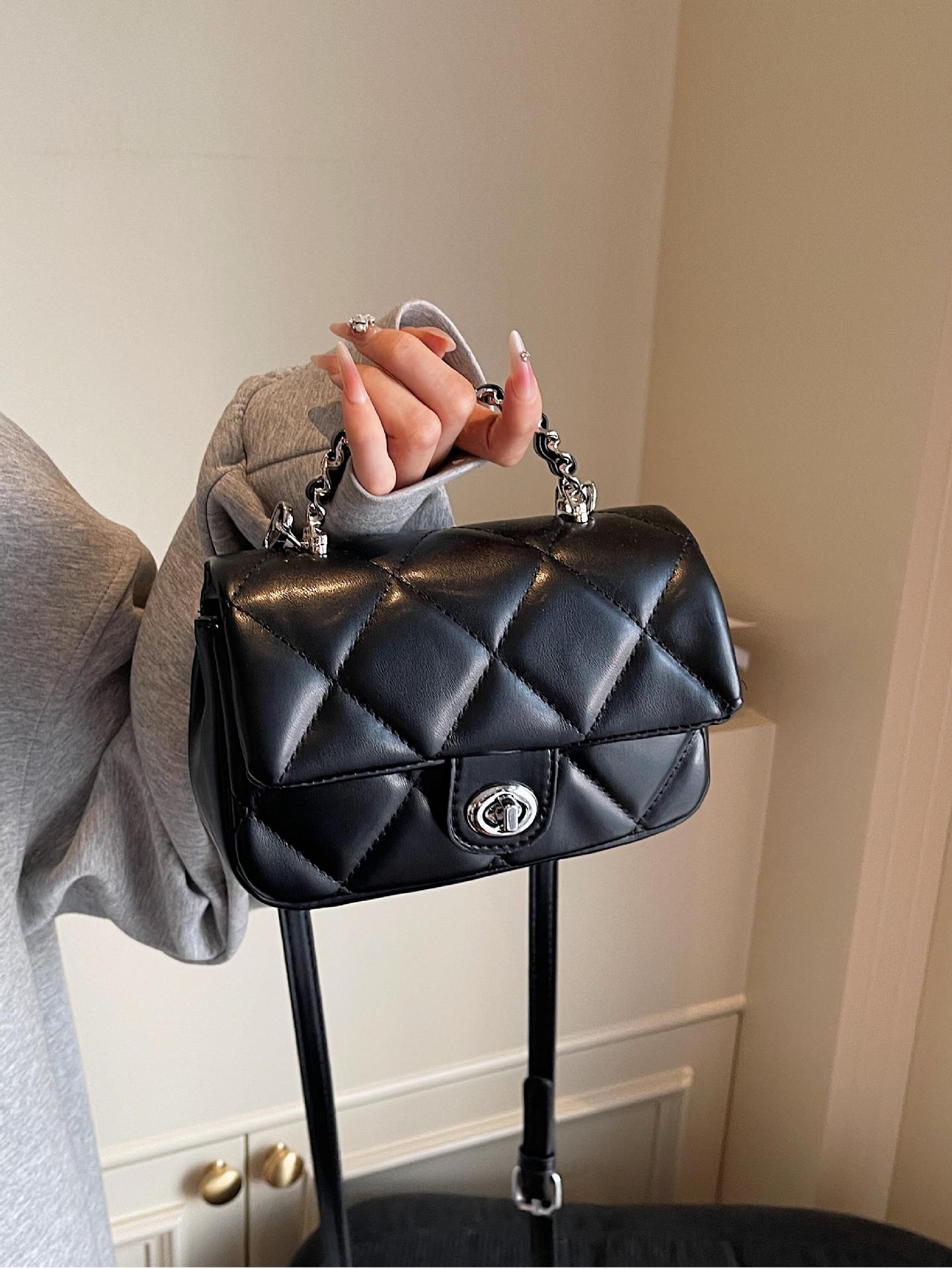 Este año, la popularidad de bordado de diamante es una pequeña bolsa de viento fragante para mujeres 2025, una nueva bolsa de mano universal, una bolsa de hombro.