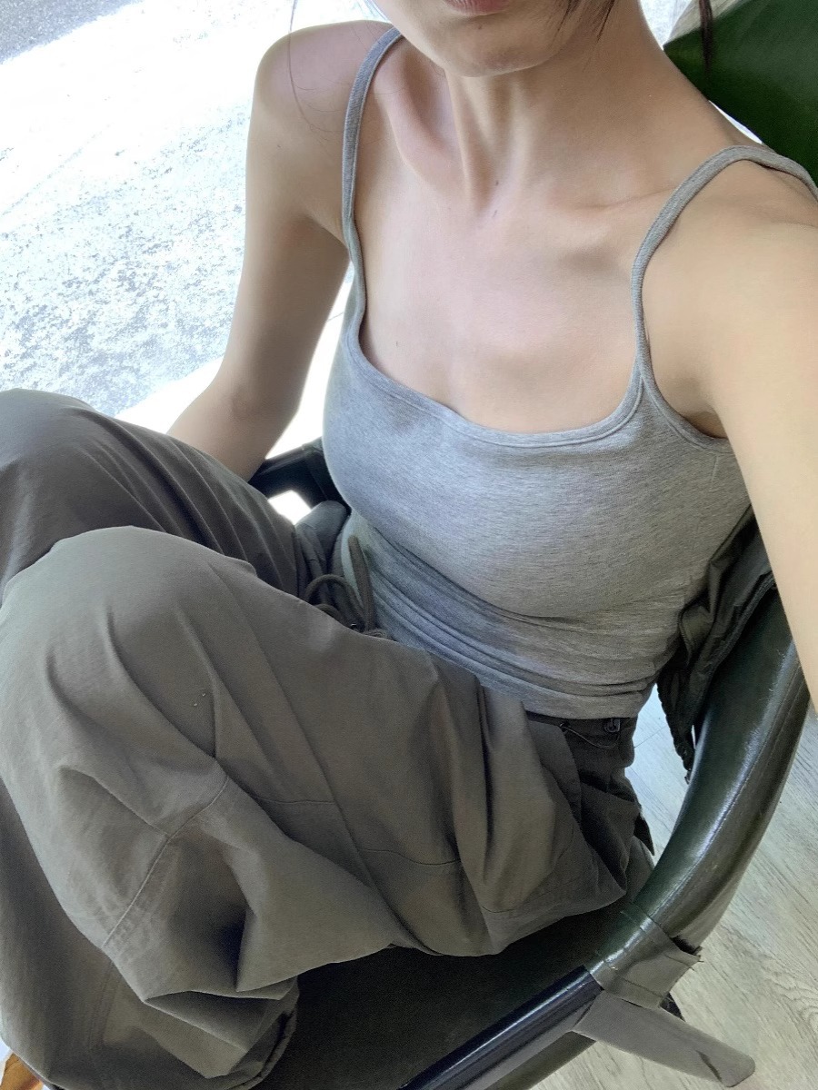 아메리칸 스타일 스파이스 소녀 그레이 퓨어 카미솔 조끼 여성 2024 년 여름 새로운 스타일 작은 얇은 어깨 스트랩 쇼트 탑 아우터웨어