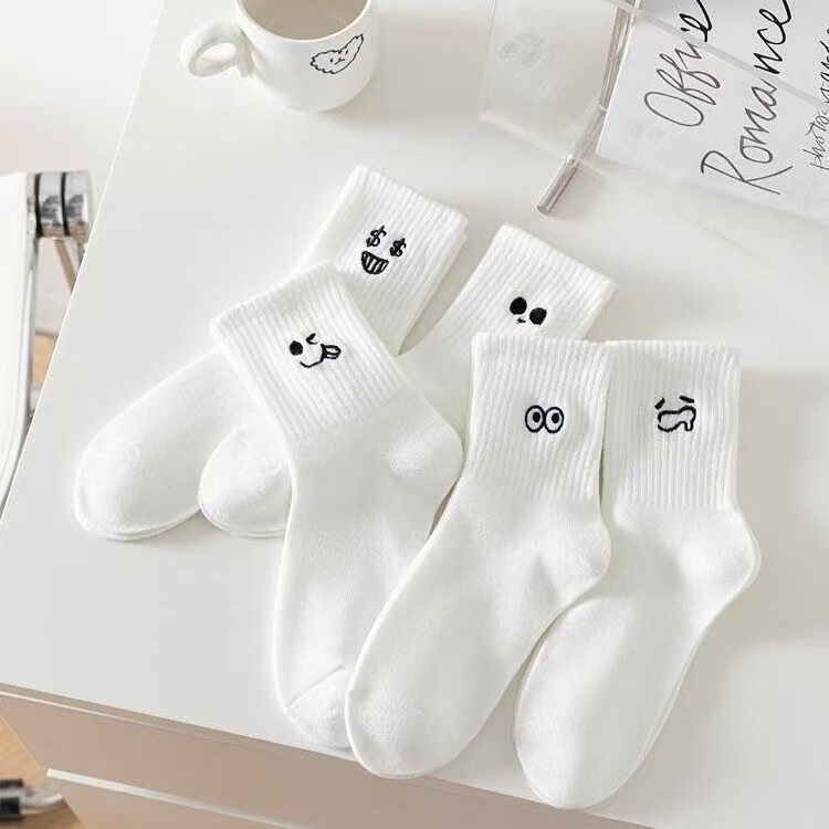 White expression-themed mid-calf socks, simple and cute smiley face design, casual and versatile, suitable for sports and everyday wear, student socks, available for wholesale White expression-themed mid-calf socks, simple and cute smiley face design, casual and versatile, suitable for sports and everyday wear, student socks, available for wholesale