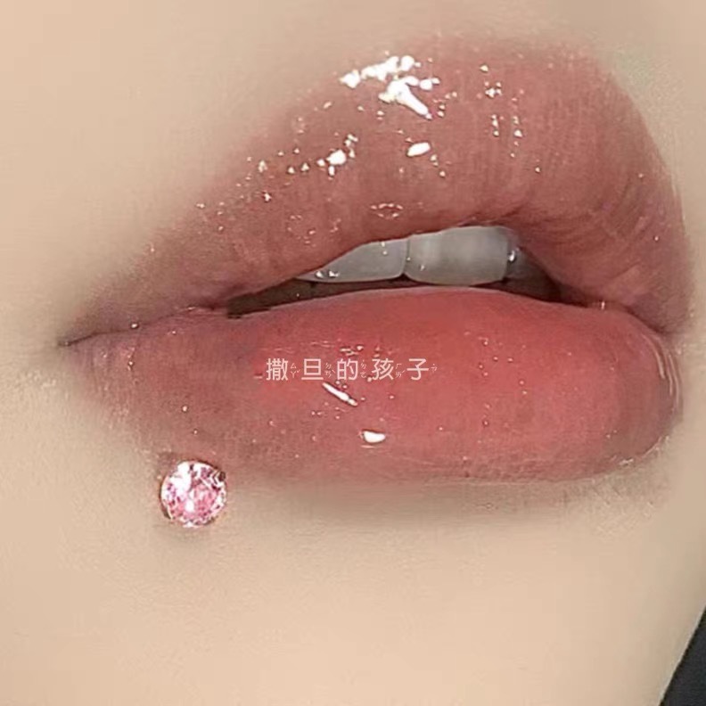 Pointed labret stud close-up product detail