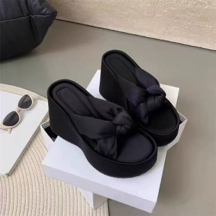 2026 primavera y verano vestido red nueva explosión ventilada tacones antideslizantes desgaste pequeño aumento de altura zapatillas de mujer image 3
