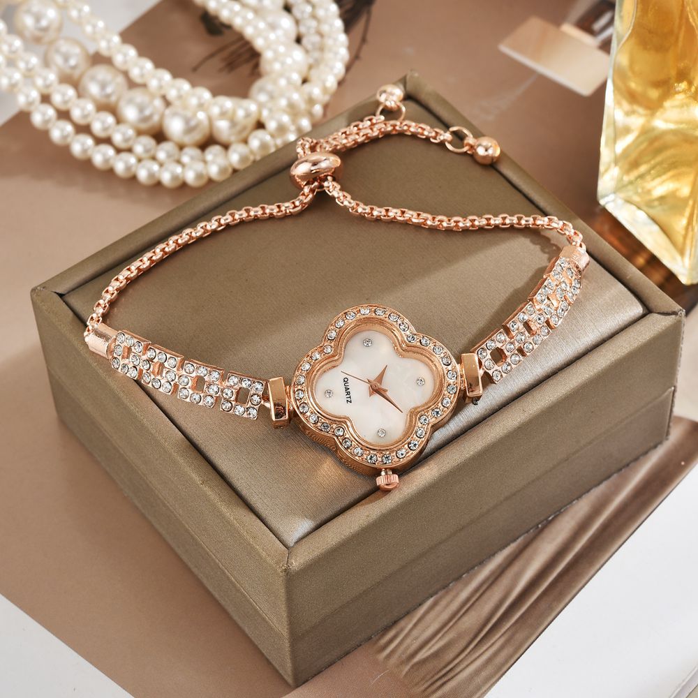Reloj de pulsera de trébol de cuatro hojas para mujer con incrustaciones de diamantes, lujo ligero, nicho, temperamento de moda de alta gama, exquisito nuevo estilo, pulsera para mujer, reloj para mujer