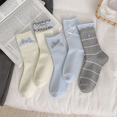 遠潤家の春夏の女性の靴下の中でストッキングの韓国系のinsの蝶結びの刺繍の積み重ねの靴下の日系の復古の中で筒の韓国版