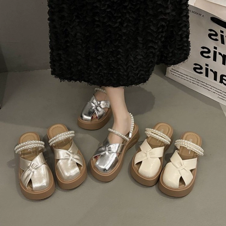 Элегантные серебряные полусандалии с вырезом на носке для женщин, лето 2025, для ношения с юбкой, с жемчужным декором, надеваются без застежек.