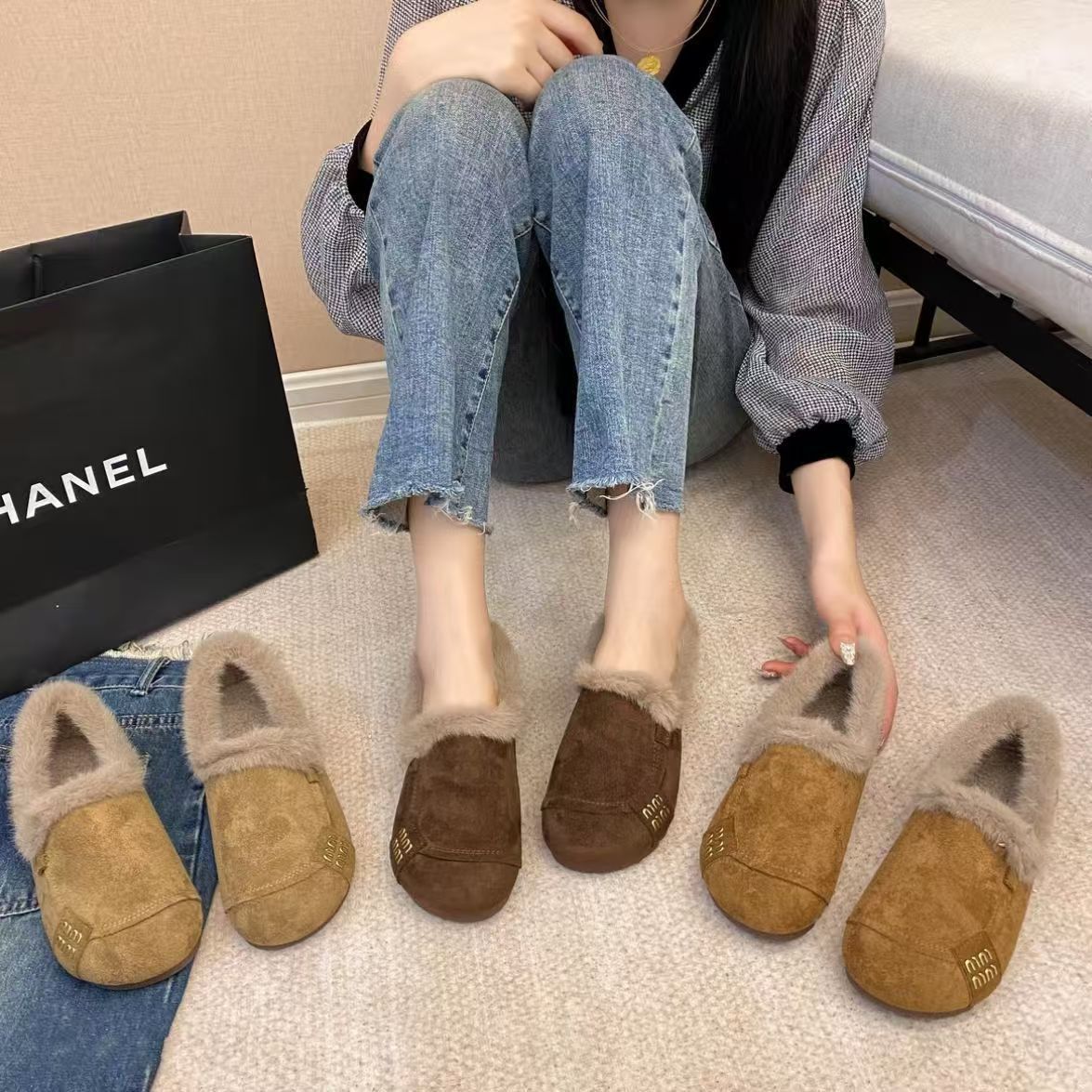 2025 invierno nuevo retro plano plano superficial con caldo de lana calentamiento zapatos de soja con un pie de zapato de algodón anti-deslizante con suela suave