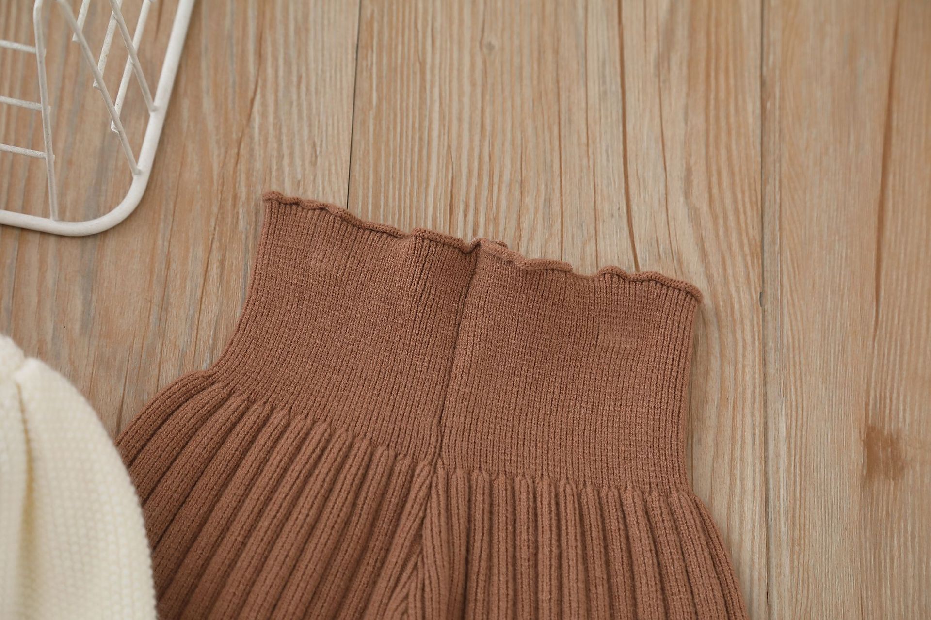 Set pantaloni tricotați din două piese pentru fete, toamnă/iarnă 2024, model nou, model Treasure, model lucrat manual cu flori_voghion.com