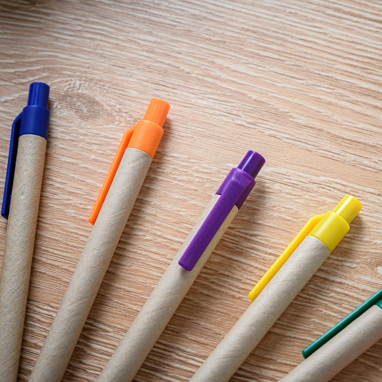 Presione bolígrafo de plástico de papel movible bolígrafo de regalo publicitario de papelería mayorista de estudiantes imprime logotipo de papel kraft bolígrafo de plástico