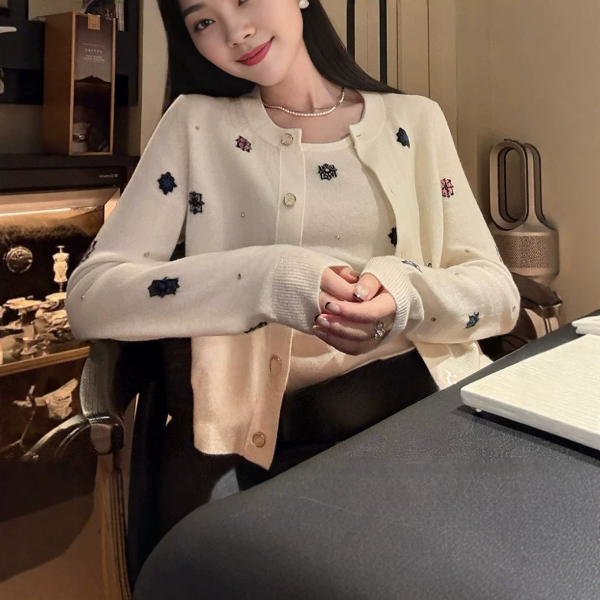 轻奢风气质刺绣徽章毛衣开衫女秋季新款女装修身内搭背心两件套装 女装厂家批发实拍图