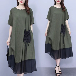�ļ��¿���Ů�ˌ��ɴ�a�ڶ��@�B��ȹ���|�p�g����ƴ���@��Ů�b