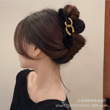 春季新款女式毛绒双C香奈鹅抓夹可爱毛茸茸鲨鱼夹发饰地摊批发