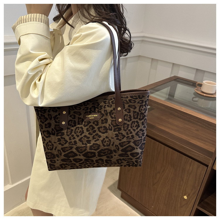 This is a new 2024 trendy and stylish large-capacity handbag for women. It is a fashionable and stylish single-shoulder tote bag for autumn and winter undefined