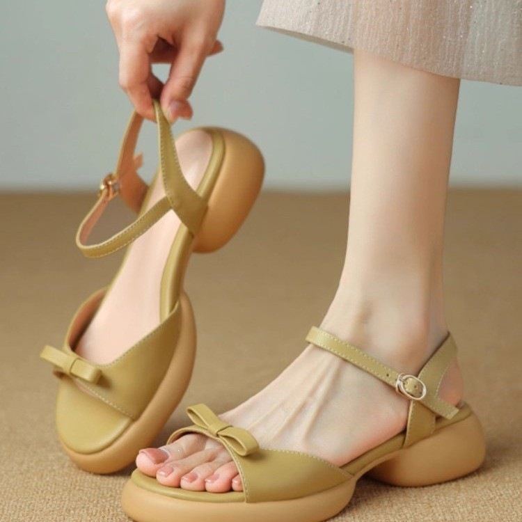 Sandalias francesas para mujeres 2026 verano nuevo estilo de moda versátil con suela gruesa con falda de una palabra con zapatos romanos para mujeres