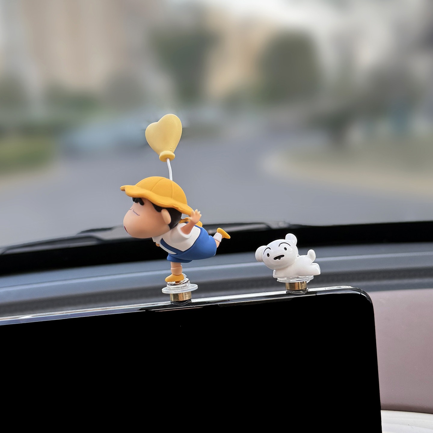2026 Genuine Crayon Shin-Chan Car Rotating Figurine Car Screen Decoration Car Interior Accessories Dashboard Cute for Girls