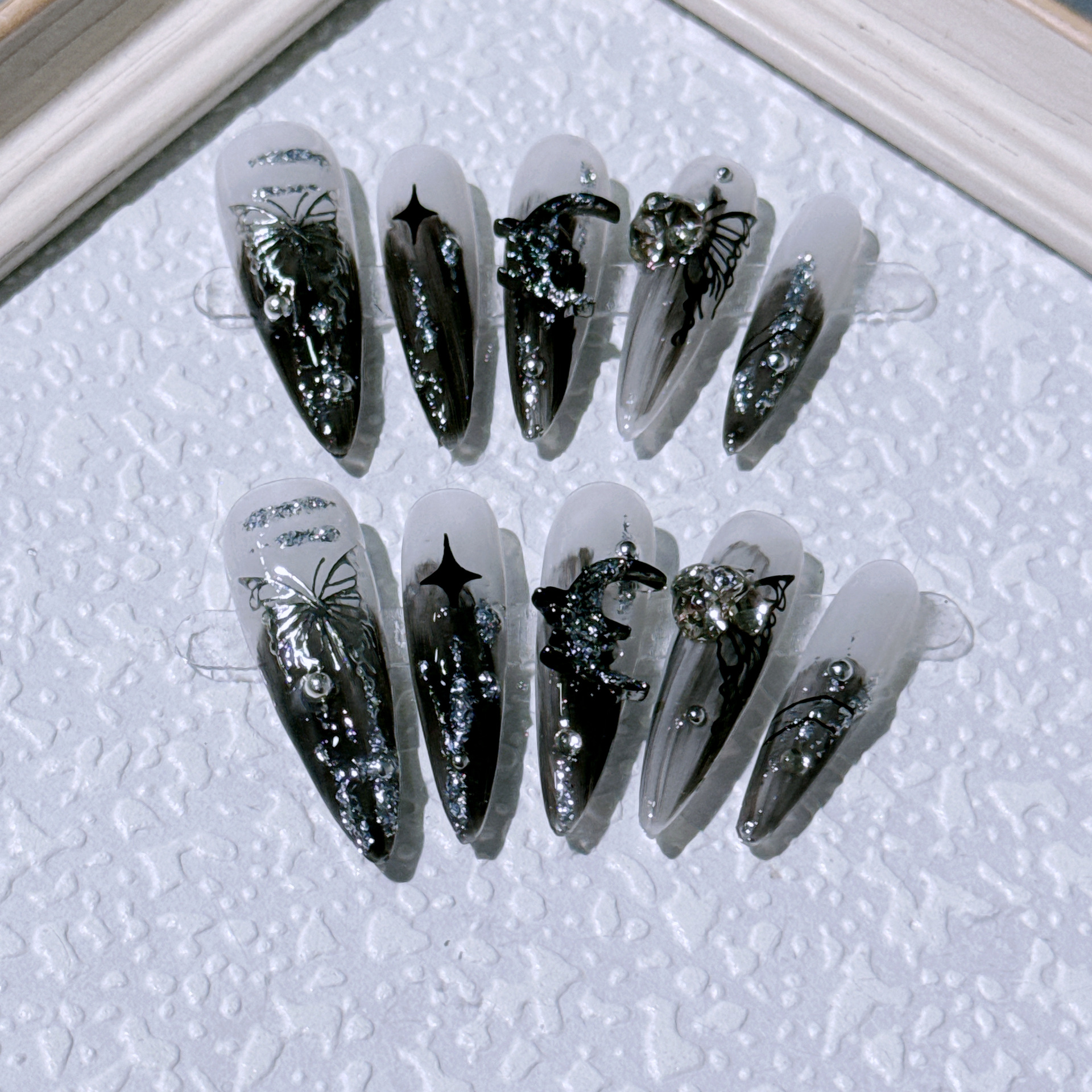 Desgaste original hecho a mano uñas metal pintado a mano mariposa líquida Flor de encaje oscuro mariposa floreciente autoextraíble