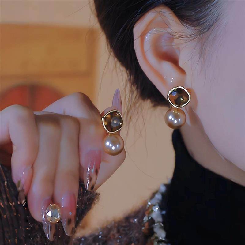 Autumn and Winter New Popular Earrings, Chanel-Style, Elegant and Luxurious, 2026 New Model, Year of the Horse, French Gentle Style, Simple Earrings