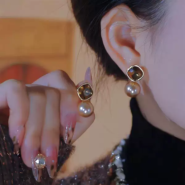 Autumn and Winter New Popular Earrings, Chanel-Style, Elegant and Luxurious, 2026 New Model, Year of the Horse, French Gentle Style, Simple Earrings
